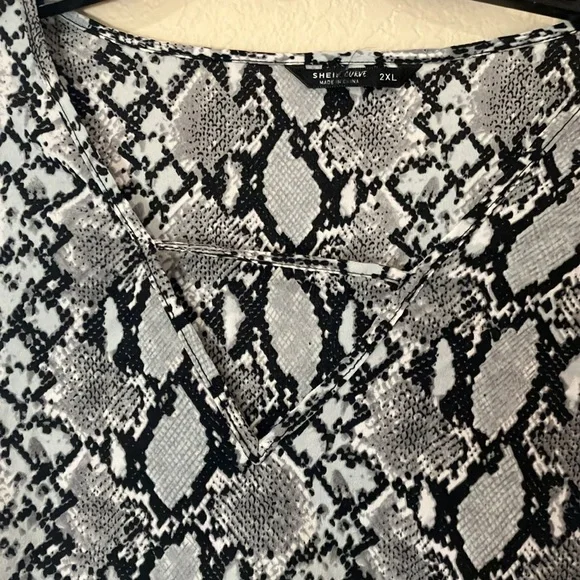 Shein Black and Gray Snake Print Women's Top - Picture 3 of 4